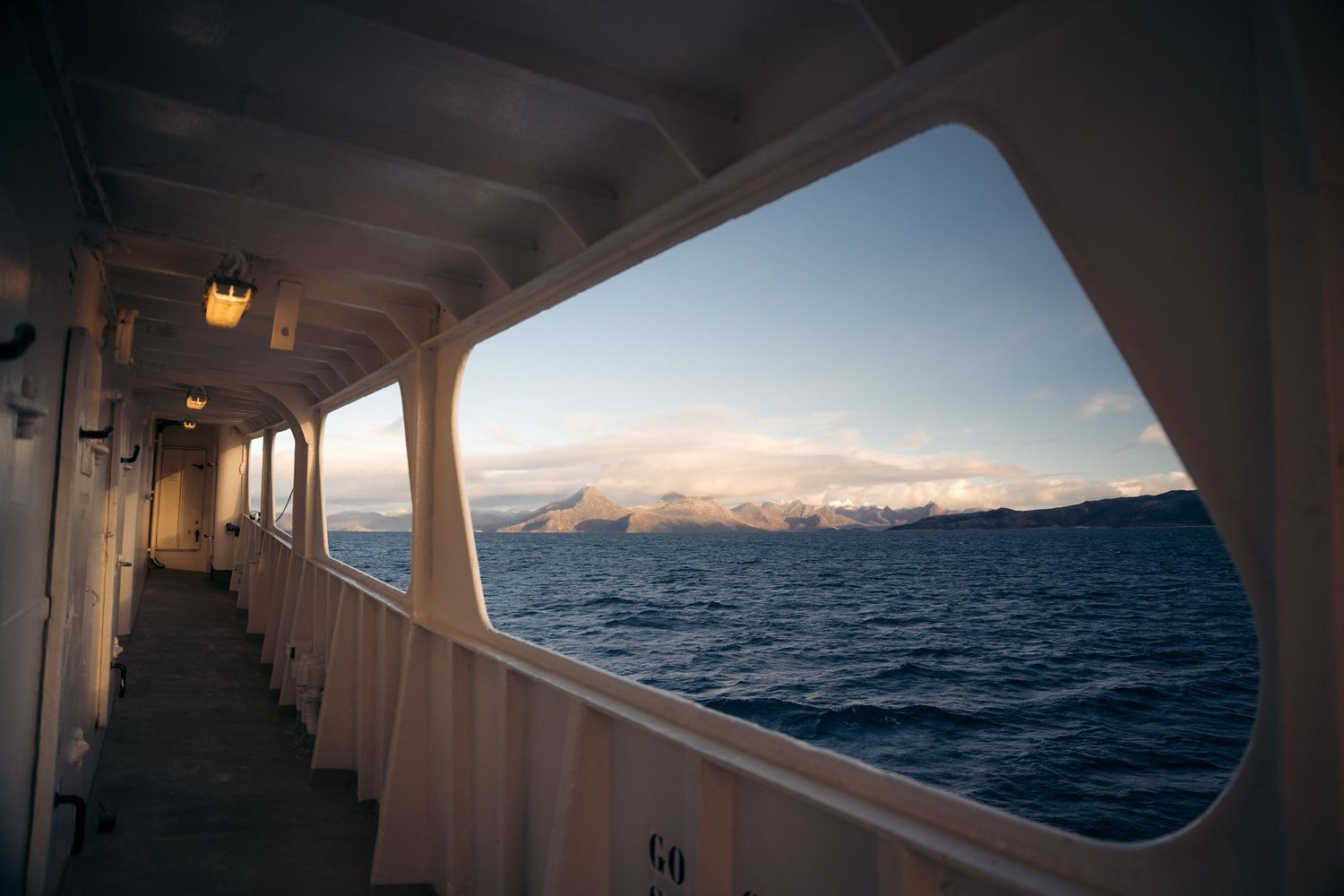 pont du polarfront avec vue sur les montagnes des îles lofoten en arrière-plan
