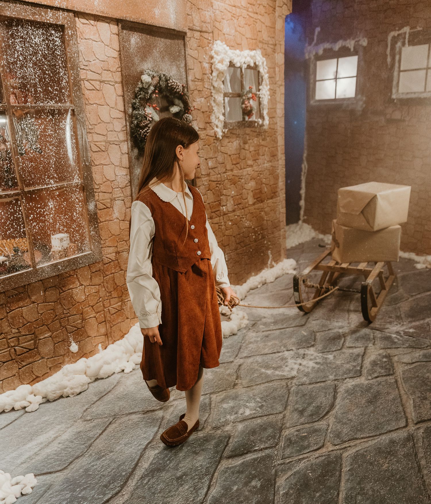 Sesión de Navidad en Valencia | Niña sujetando un farolillo en la nieve | Reportajes de Navidad Valencia  | Fotos navideñas valencia