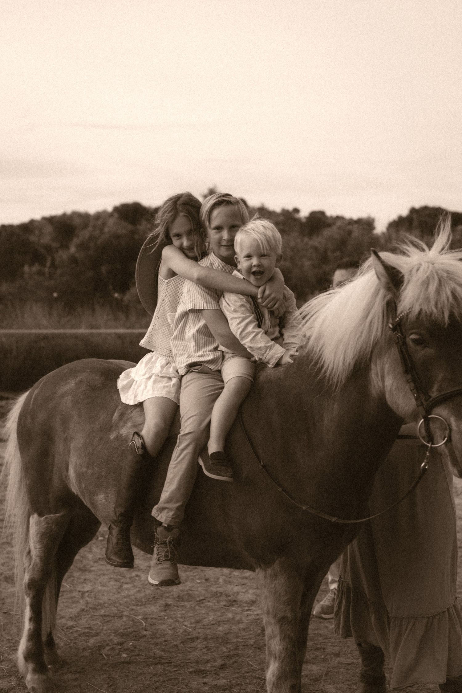Javea Photographer specializing in emotional family and motherhood photography on the Costa Blanca. Sunset sessions, storytelling