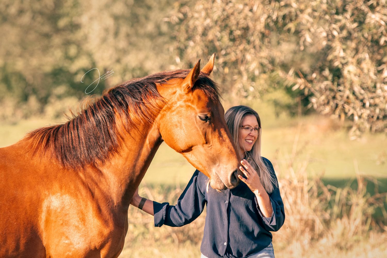 Atina van JA Fotografie tijdens haar eigen personal brandingshoot met haar paard