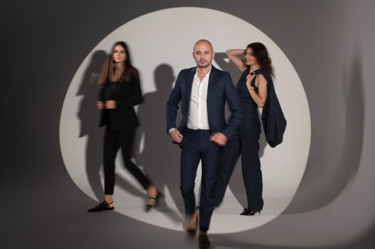 Kušec Photography team ispred reflektora na fotkanju za web stranicu