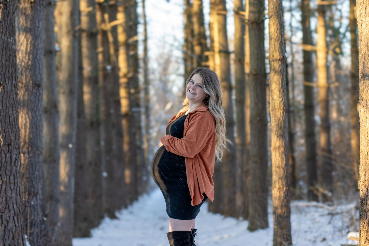 Winter maternity session at Rentchler Park Cincinnati capturing expecting couple in snowy landscape for premium family portraits