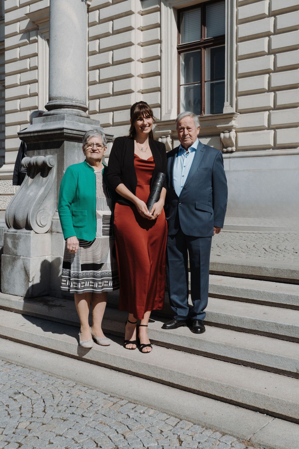 Veranstaltungsfotografie - Sponsion, Familienfoto vor der Universität