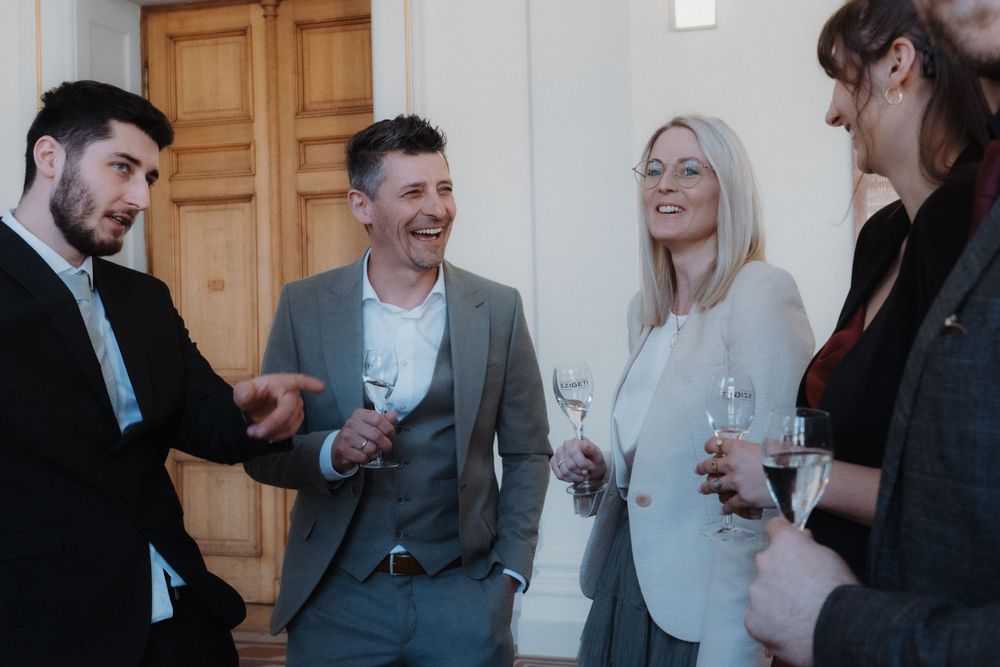 Veranstaltungsfotografie - Sponsion, Familienfoto während einem Gespräch beim Sekt-Trinken