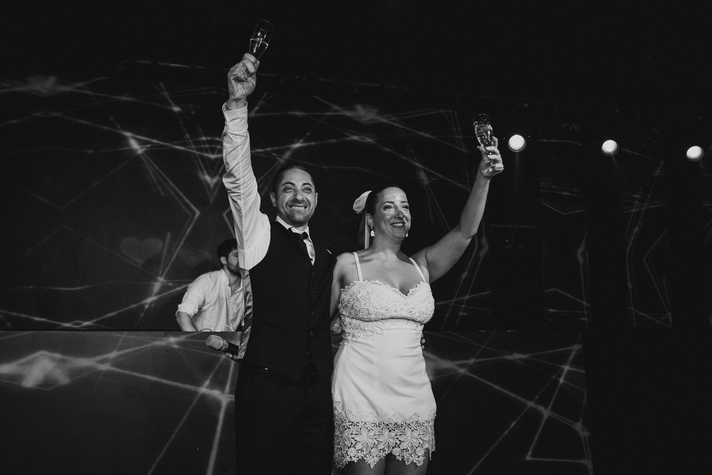 Novios compartiendo un brindis en blanco y negro