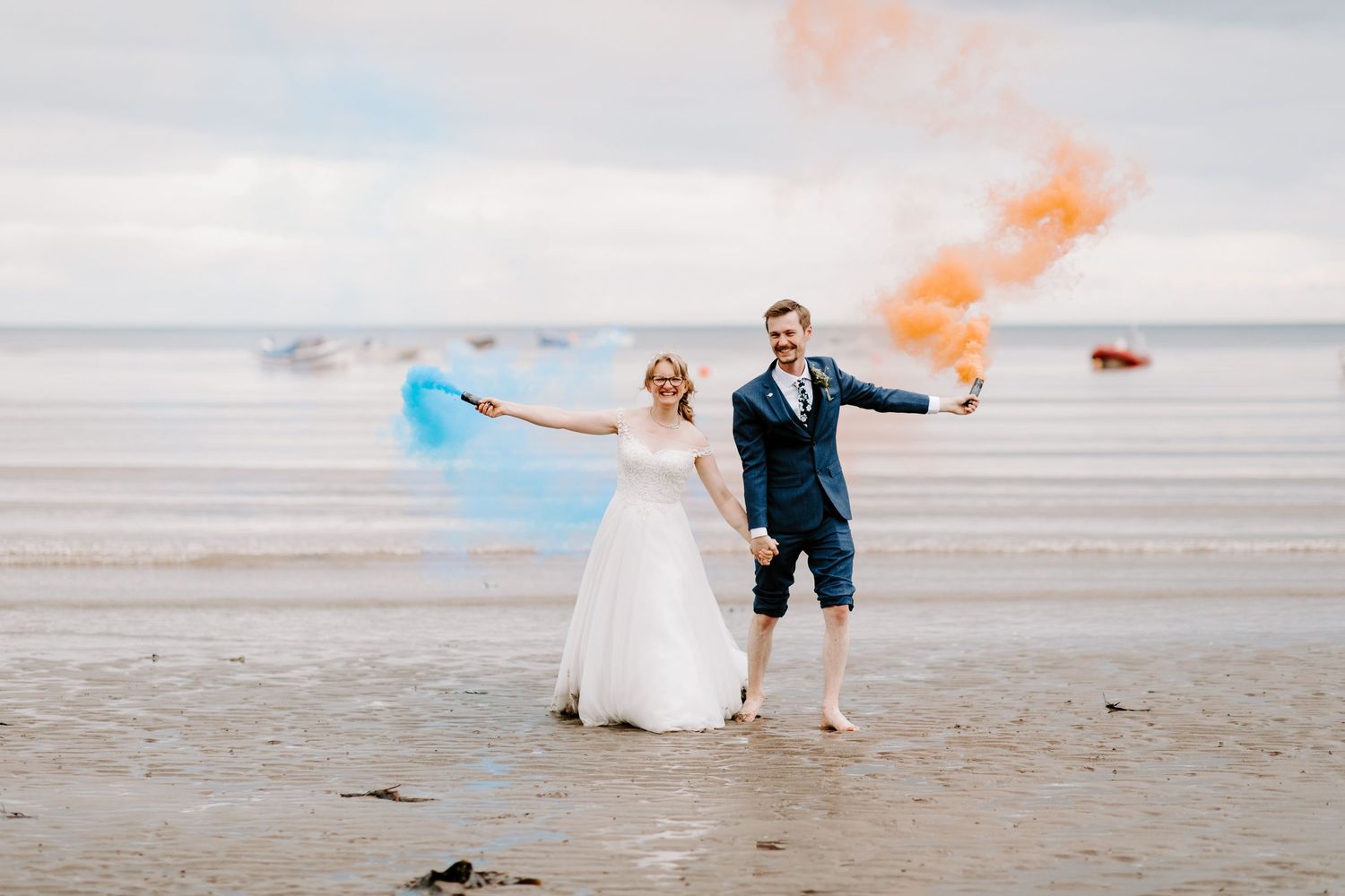 smoke bomb on the beach on your wedding