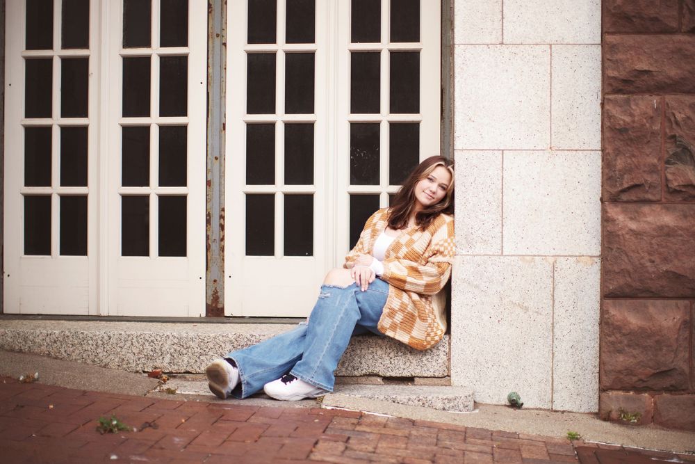 Senior session featuring gritty city details in downtown Duluth