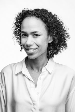 Studio professioneel portret van een dame in zwart wit voor professioneel gebruik
