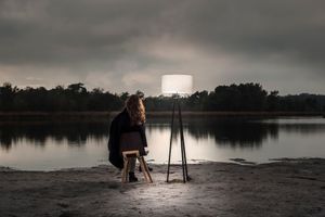 presentatie van designlamp in de natuur bij valavond bij het water