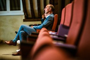 Een zaal vol toehoorders luistert aandachtig naar een presentatie tijdens een Liantis-conferentie