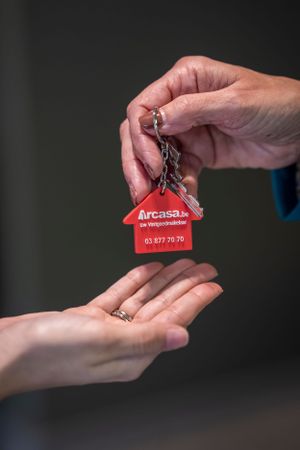overdracht van een sleutel bij Arcasa Immo