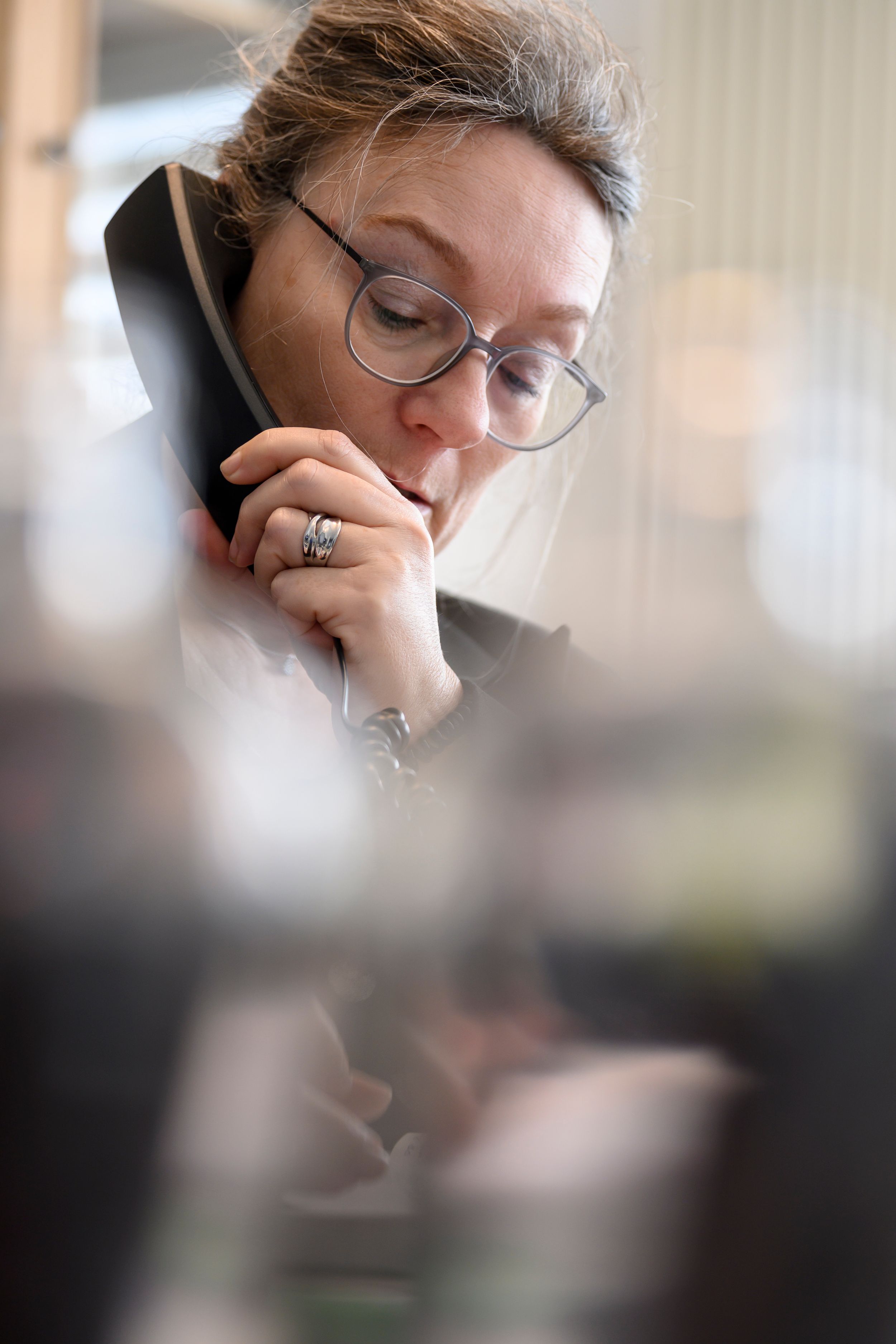 persoon aan de telefoon in een frisse werkomgeving