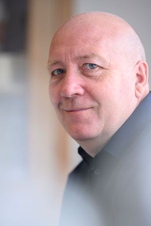 professioneel bedrijfsportret van een man op kantoor