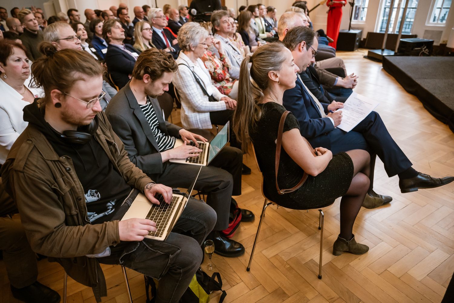 toeschouwers en journalisten tijdens de speech van de minister op een event in Bozar te Brussel