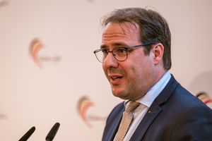 portret en speech van minister David Clarinval op het event van belgisch meesterschap in Brussel