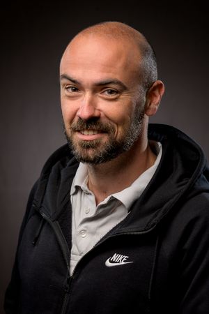 Studio portret van een man met een baard in kleur voor professioneel gebruik
