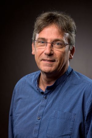 portret van een verpleger in de studio voor een bedrijf