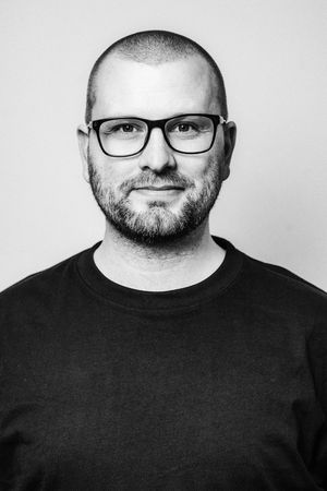 Studio portret van een man in zwart wit voor professioneel gebruik