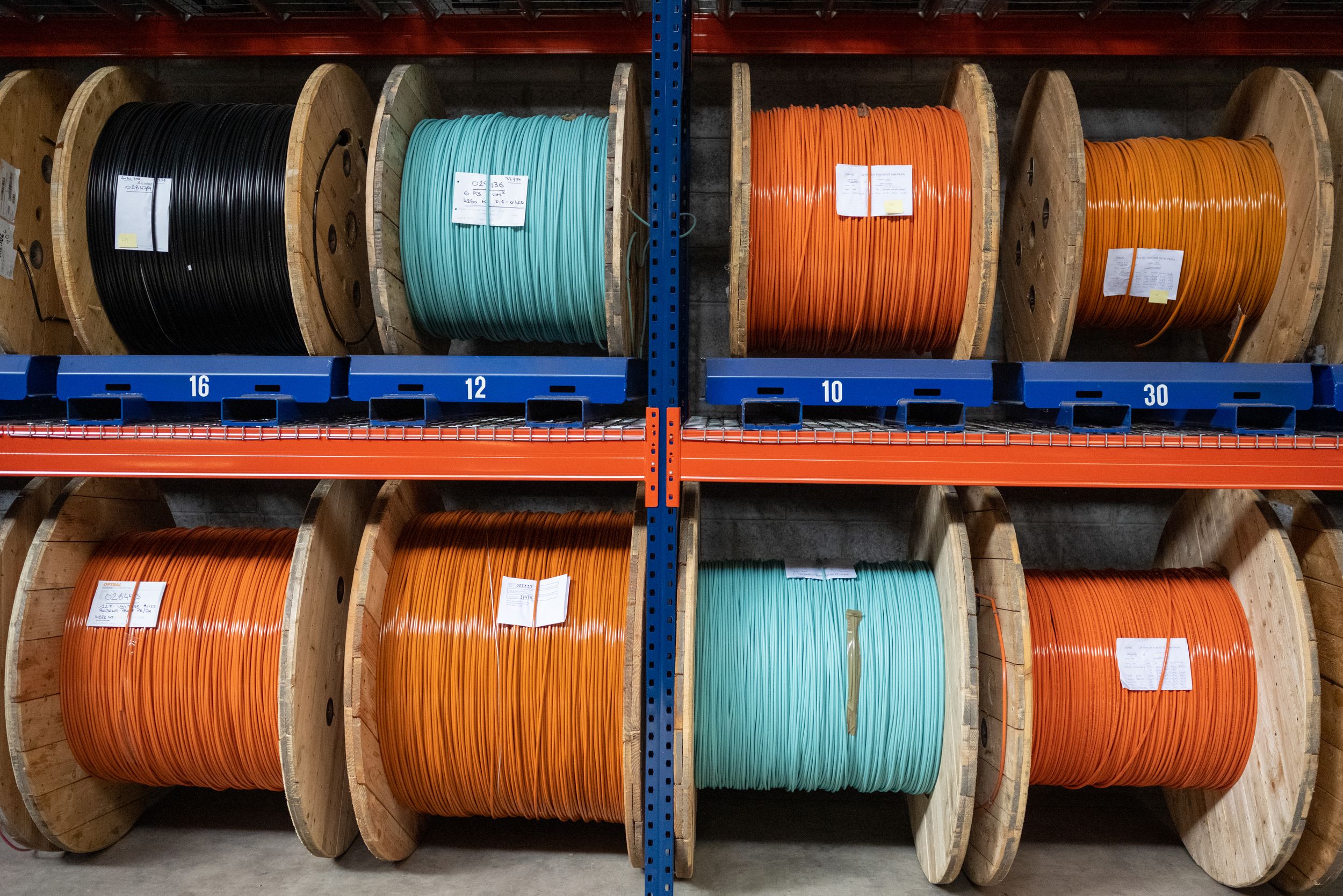 kleurrijke kabels op rollen voor een reportage voor Scala Plastics, Belgium