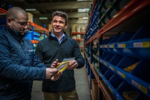 magazijn van Scale Plastics op de werkvloer met 2 mannen
