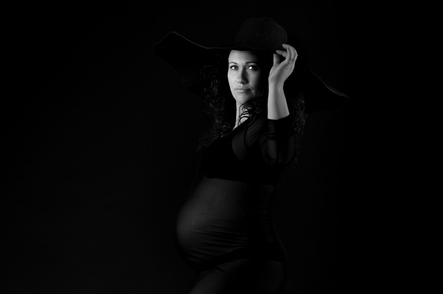 Ritratto maternity in studio fotografico a Verona. Eleganza e stile nella fotografia di gravidanza. Paolo Castagnedi