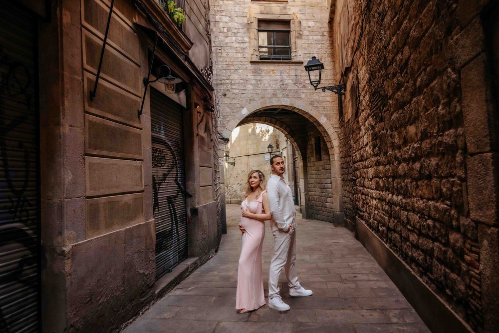 Tender moments maternity photography Sagrada Familia