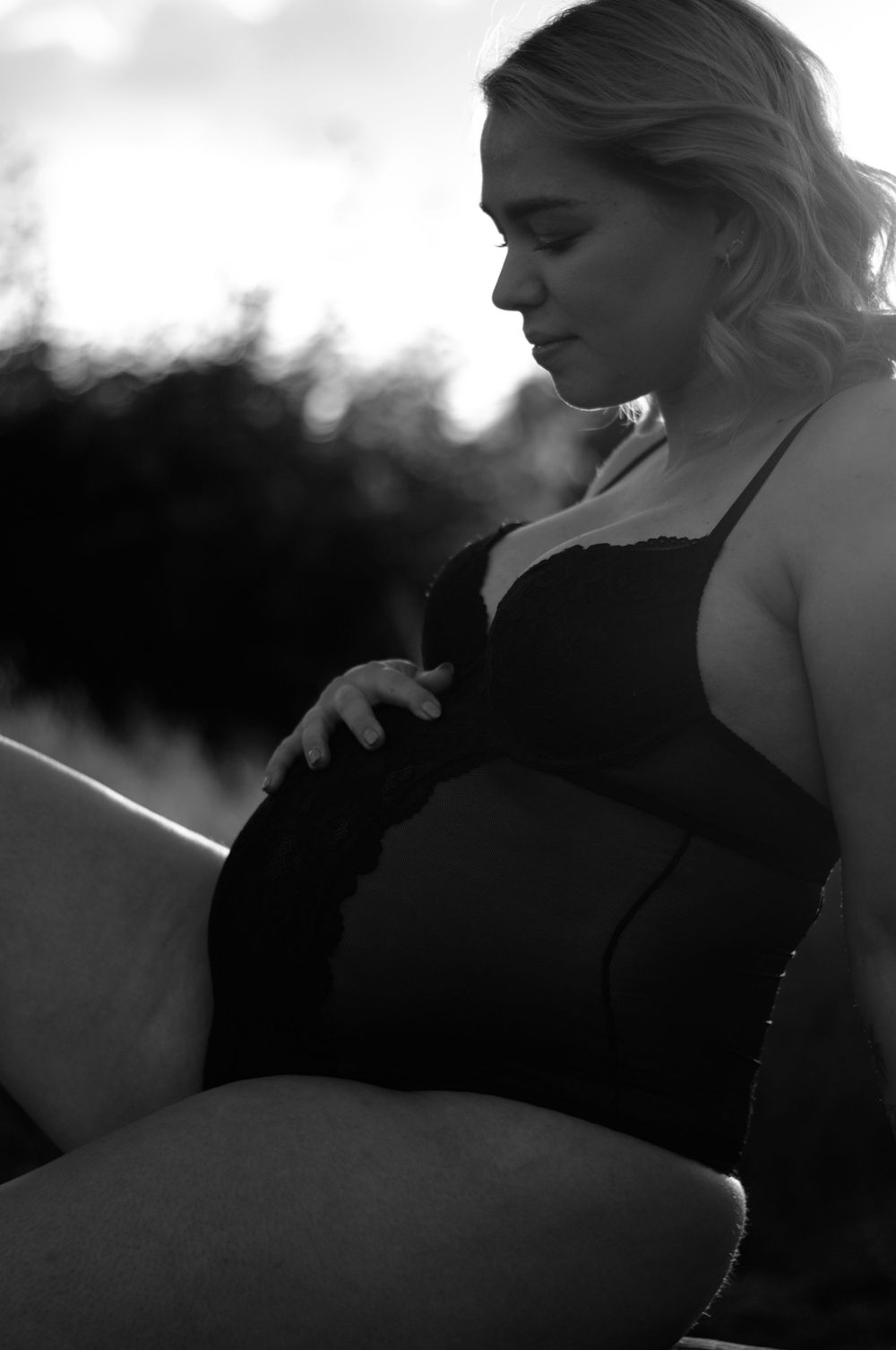 Fotografia íntima de gravidez, abraçando a feminilidade e as mudanças do corpo