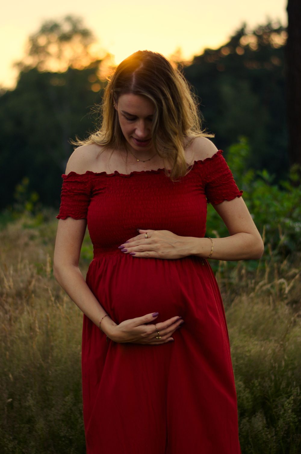 Fotografia de maternidade à hora de ouro ao ar livre perto de Viseu