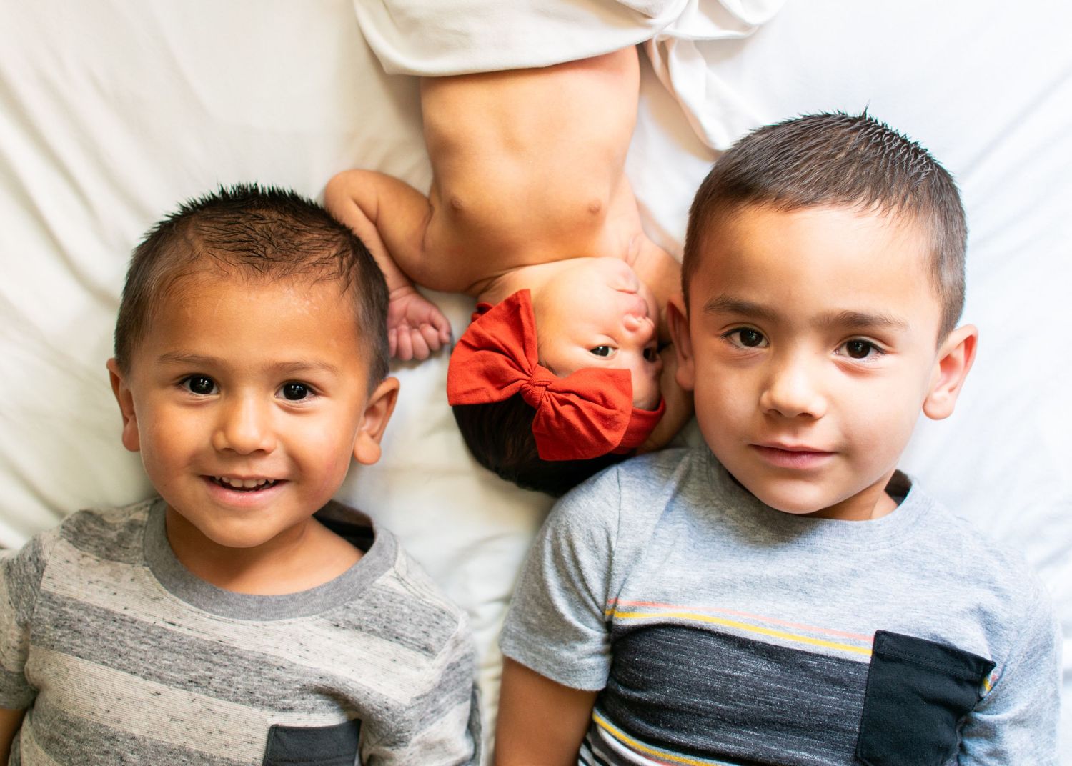 newborn, siblings, photography, photoshoot, lifestyle, professional, white