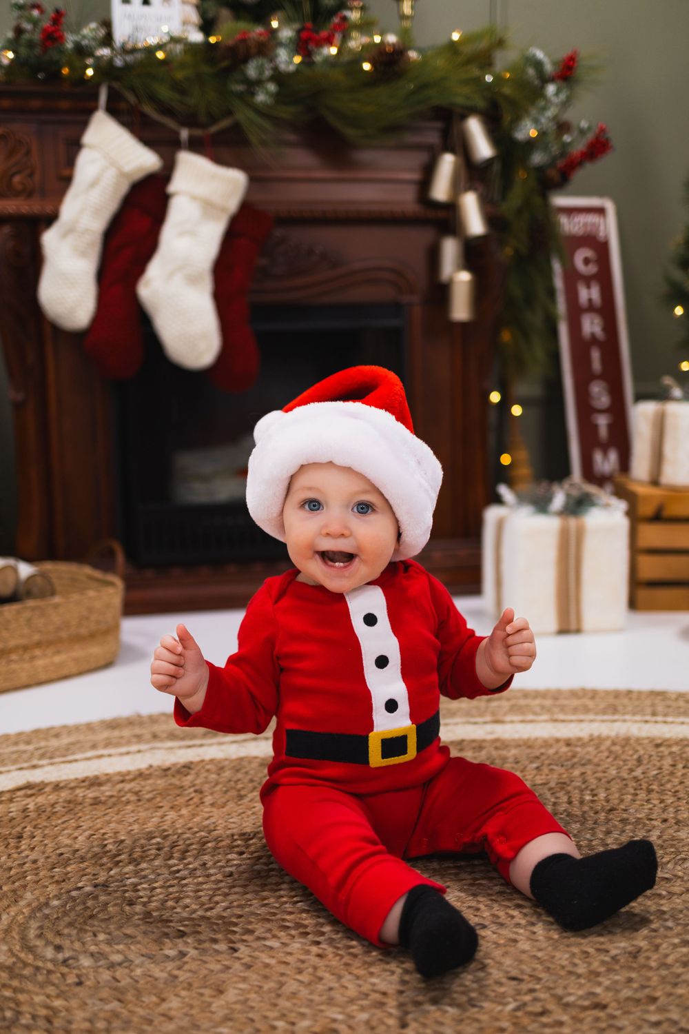 madison wi family photographer in home studio documentary lifestyle christmas mini full circle santa baby holiday professional photos props