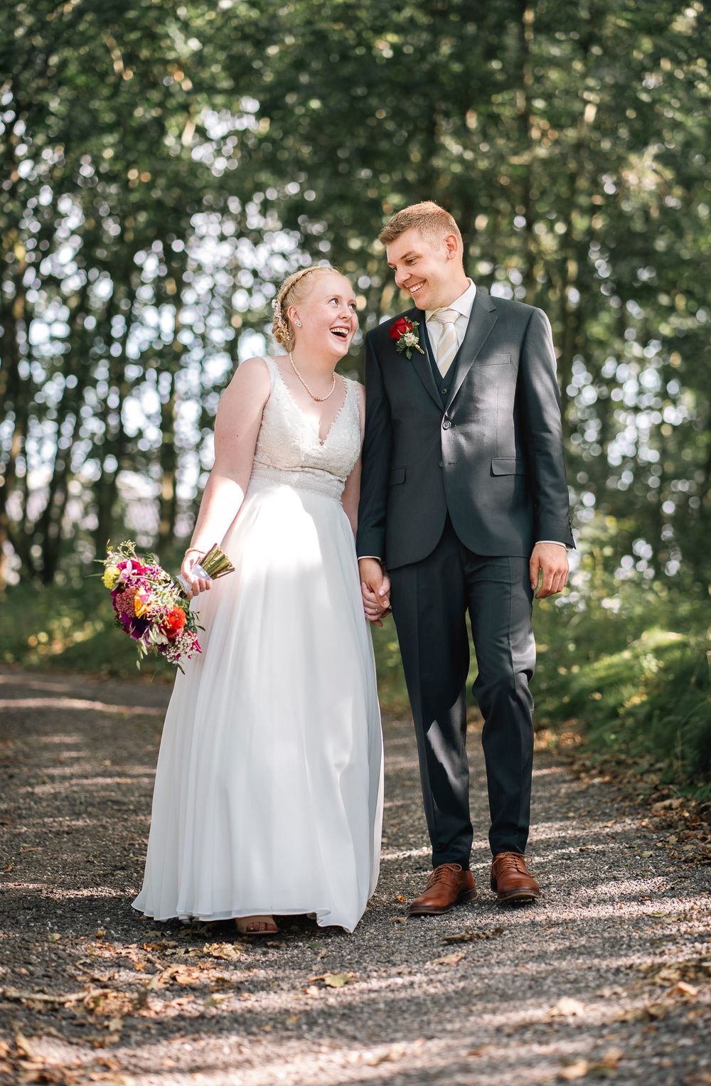 Brudepar gående på sti i skoven