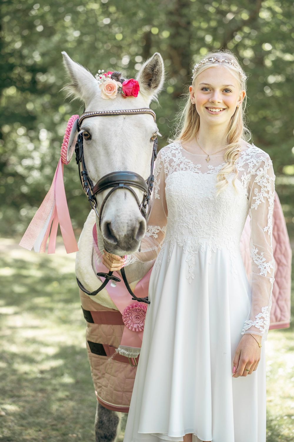 Konfirmand med hendes hest ude i en skov ved Viborg