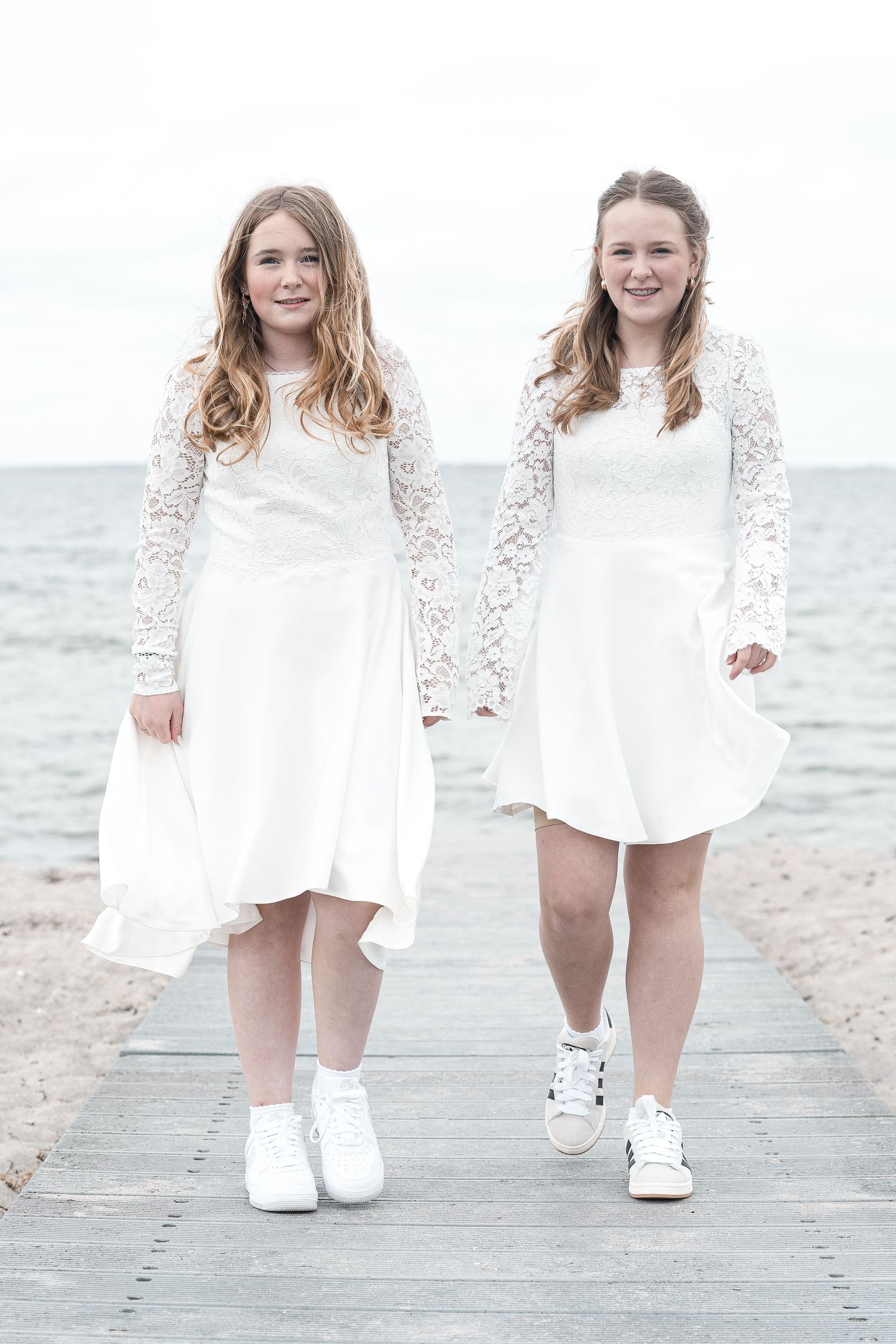 Konfirmationsbilleder ved stranden – konfirmand fotografering i Jægerspris, Frederikssund og Nordsjælland.