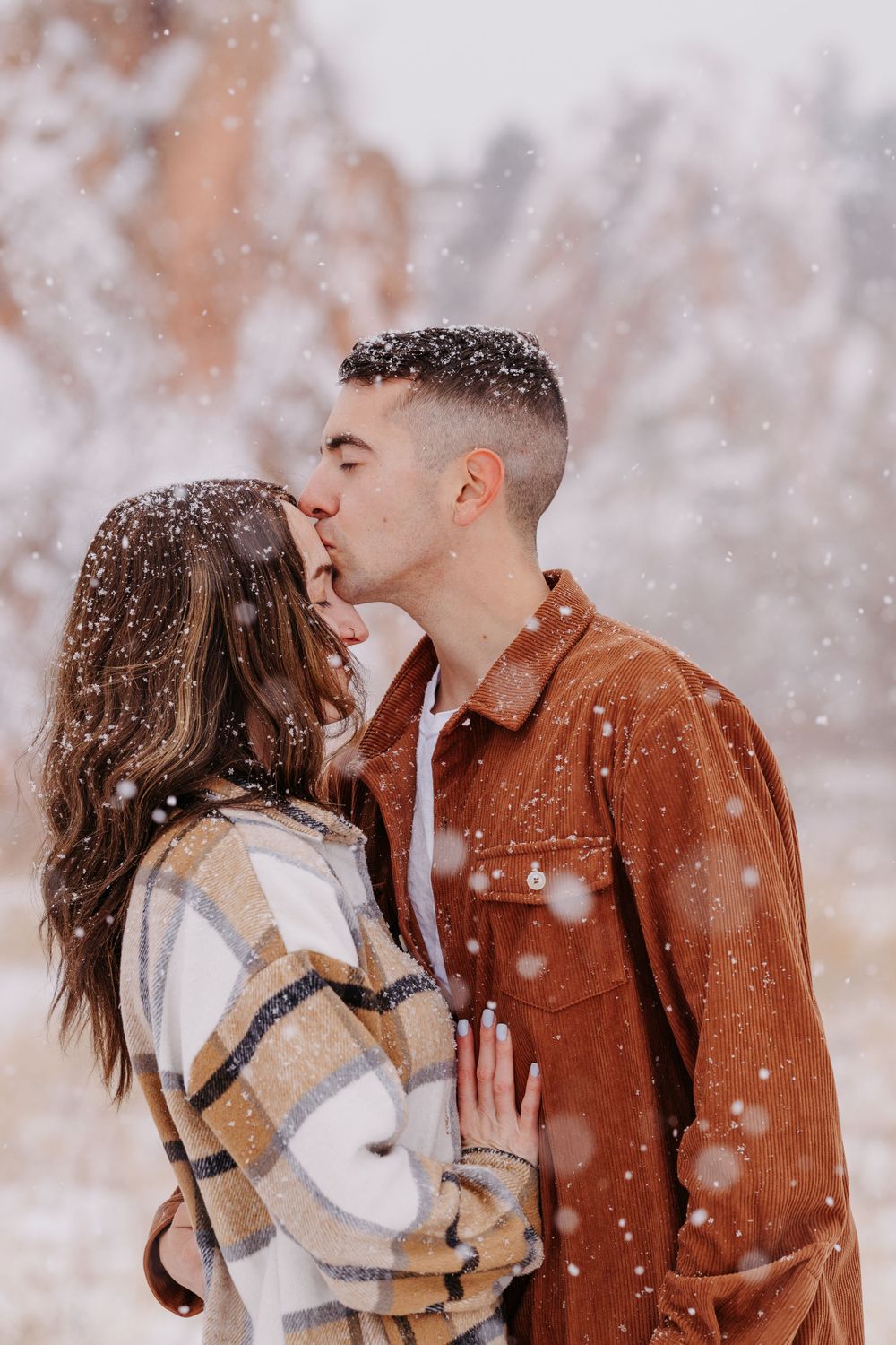 couple photoshoot in winter with snow