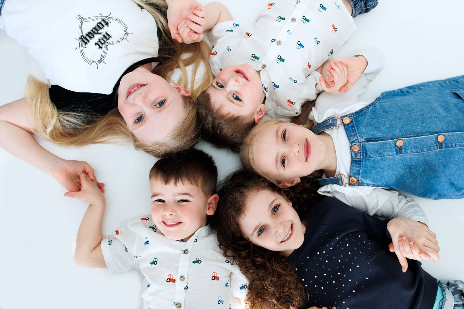 family session sister brother cousin Tameside photographer photography happy children