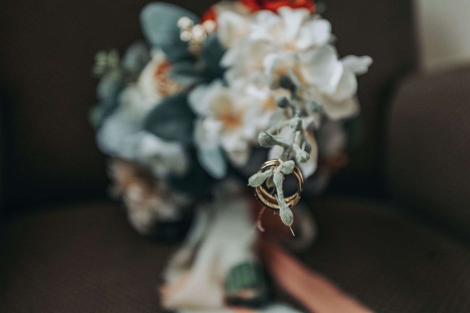 Photo de détails de mariage capturant les fleurs, les souliers et les éléments décoratifs choisis avec intention par les mariés.