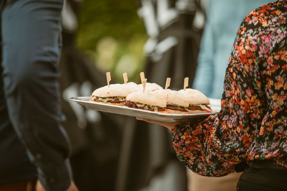 Hamburgers die geserveerd worden tijdens een feest.