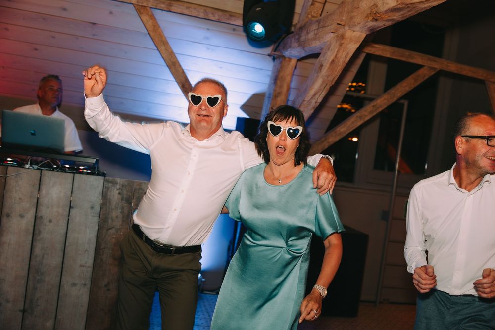 Dansende gasten met hartjesbril op.