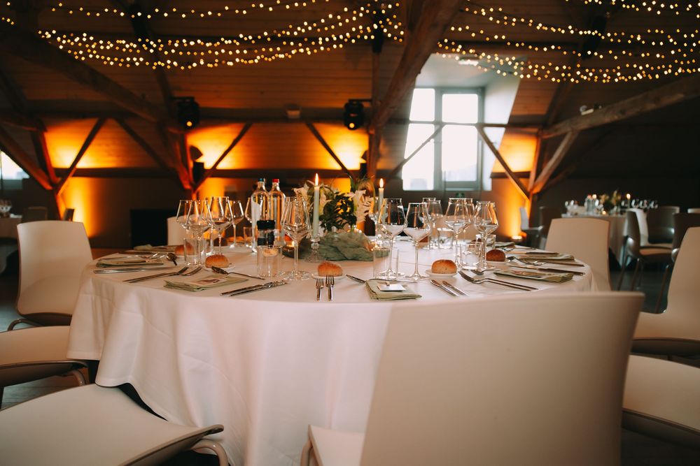 Gedekte tafel tijdens een sfeervol feest – eventfotografie in Oost-Vlaanderen