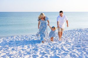 Sea Glass Photography of Navarre, Florida offers stunning lifestyle candids and traditional portraits in Navarre Beach, Florida.