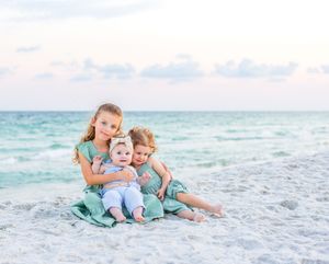 Sea Glass Photography of Navarre, Florida offers stunning lifestyle candids and traditional family portraits in Navarre Beach, Florida.