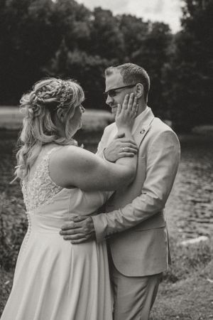 Een zwart-wit huwelijksfoto die een intiem moment tussen de pasgetrouwden toont aan meer op park Ter Rijst, foto door Lien Photography.