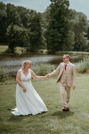 Lachend koppel tijdens trouwreportage in het park van Kasteel ter Rijst, genomen door Lien Photography.
