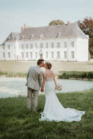 Prachtige trouwlocatie voor koppelstoot tijdens huwelijk, koppel op foto van Lien Photography.