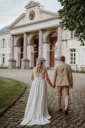 Kasteel Ter Rijst op achtergrond van trouwend koppel, foto van huwelijksfotograaf Lien Photography.