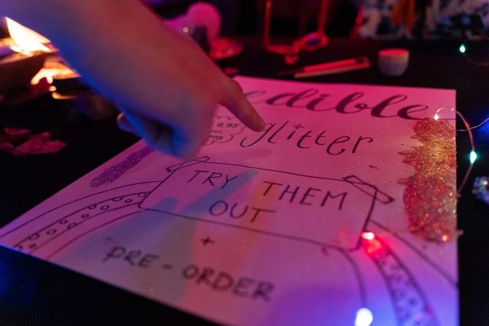 Glowing handwritten sign reading 'FREE THE ART, LOVE' used for event or photo booth decor. modem