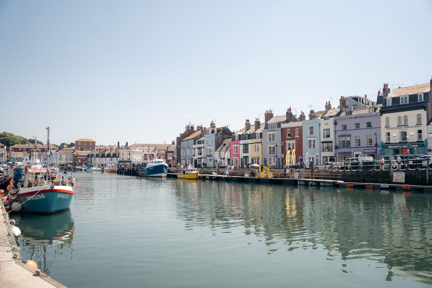 port de weymouth avec ses façades colorées sur la jurassic coast en angleterre
