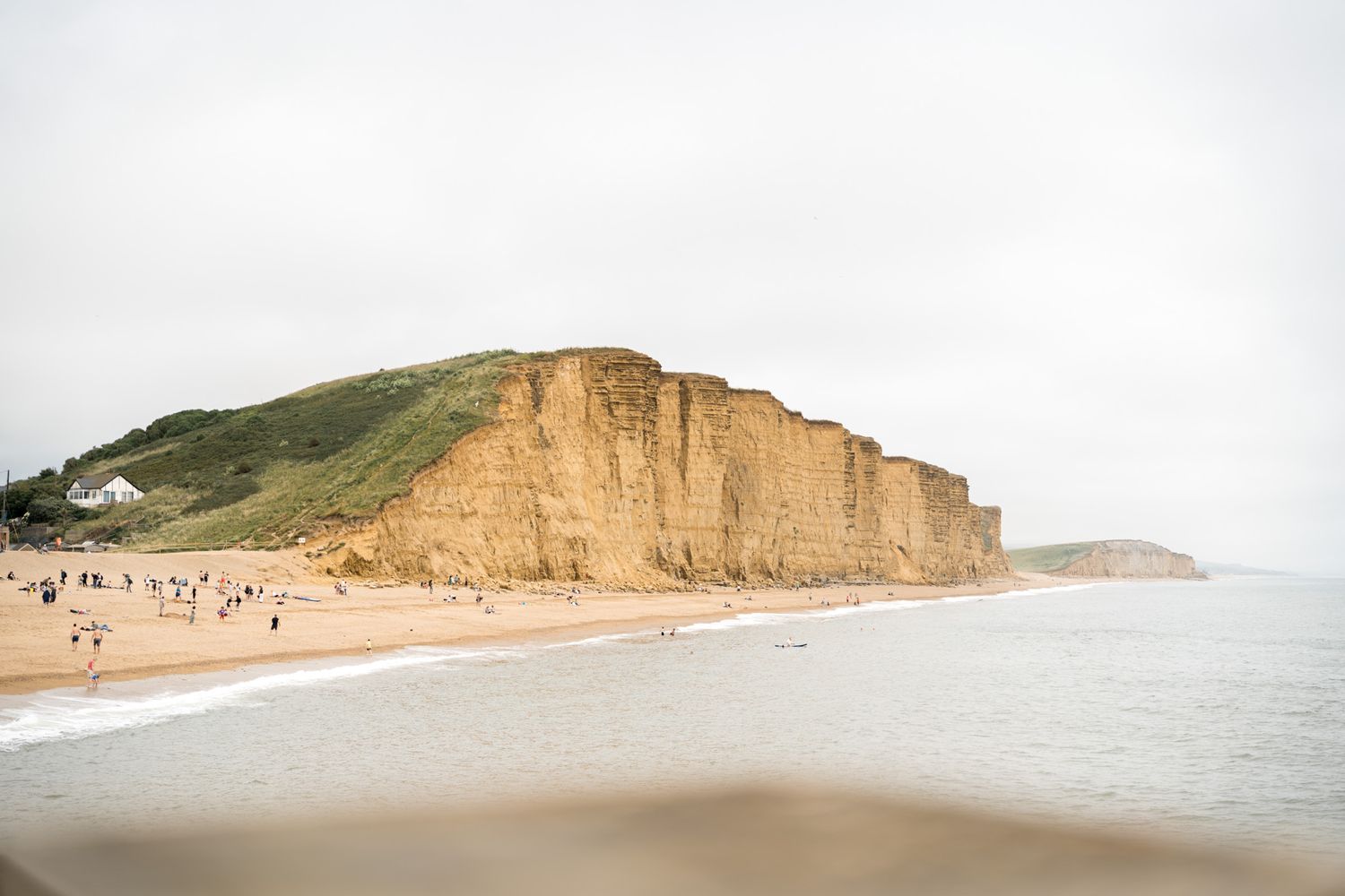 falaises ocres de west bay sur la jurassic coast en angleterre