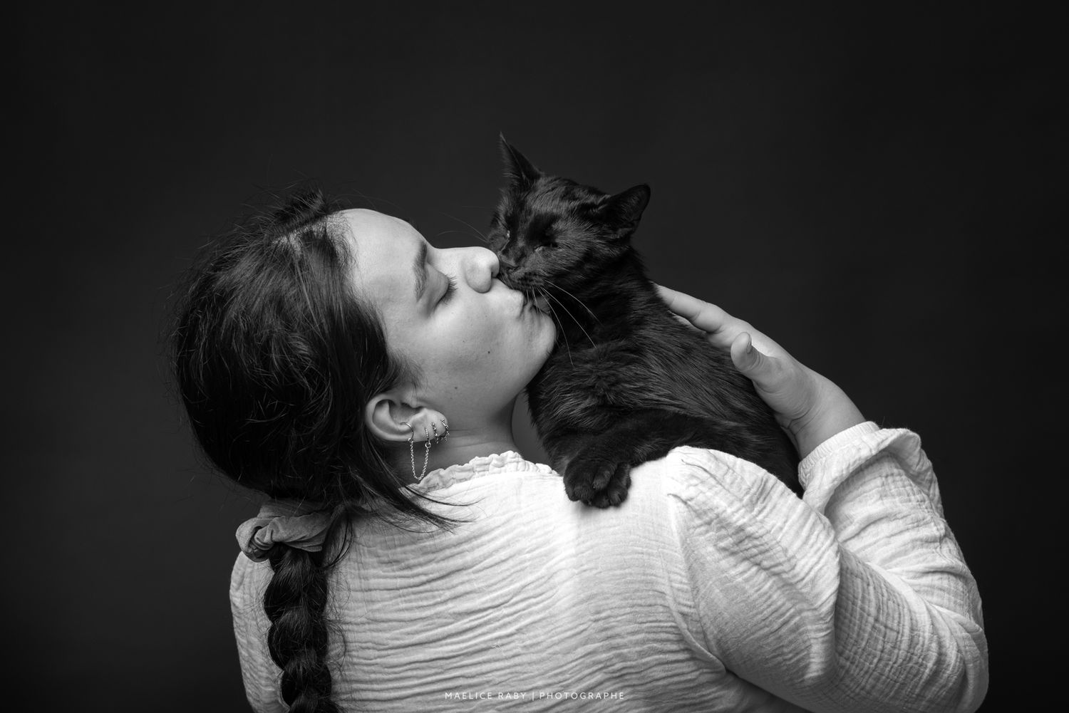 seance photo en studio chat bourg en bresse. Shooting chat studio sur fond noir