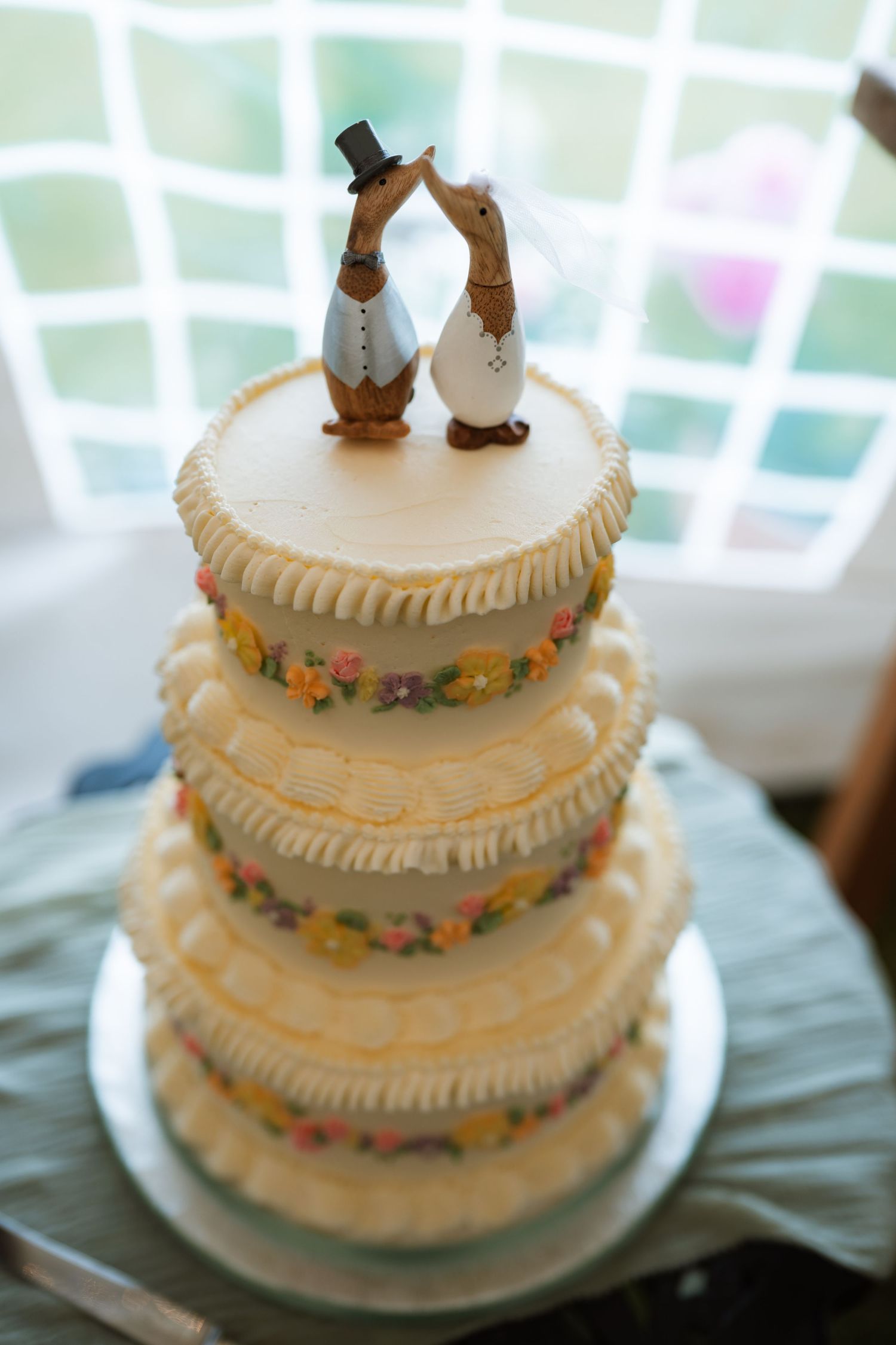Baby shower decorations featuring teddy bear and blue accents on party table.